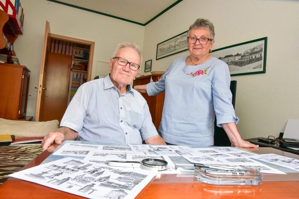 Lothar Kujak und seine Frau Hannelore zeigen einige ihrer 800 Zeichnungen, die in den vergangenen Jahren entstanden sind.