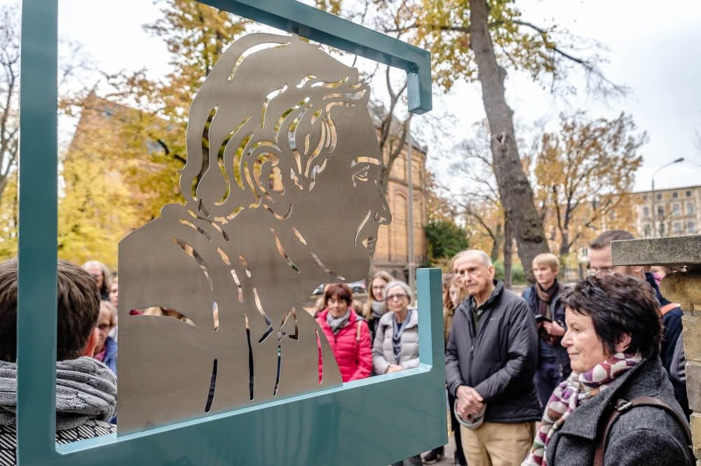 Richard Wiener (4. v. r.) in der Lutherstraße vor einer Stele, die sein Porträt zeigt: Anlässlich des 80. Jahrestags der Pogromnacht ist Wittenbergs Ehrenbürger in die Heimat seiner Kindheit zurückgekehrt und begleitete ein von Wittenberger Schülern mit vielen Partnern entwickeltes Gedenkprojekt.