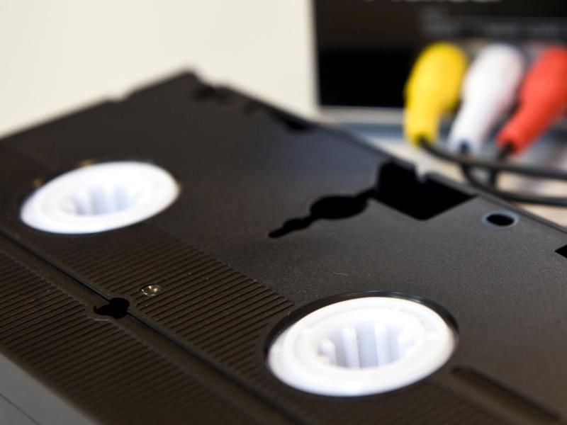 Die Filmschätze in ein neues Zeitalter retten: Mit der richtigen Technik lassen sich die VHS-Kassetten leicht überspielen. Foto: Jens Schierenbeck
