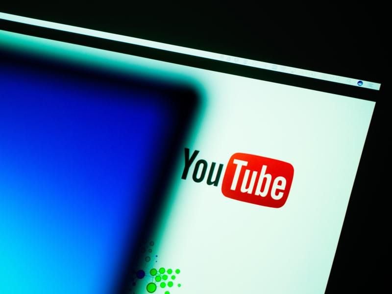 YouTube ändert seine Regeln für das Schalten von Werbung. Künftig dürfen Kanal-Betreiber erst Reklame anzeigen, wenn die Videos 10 000 Mal abgerufen wurden. Foto: Nicolas Armer/dpa