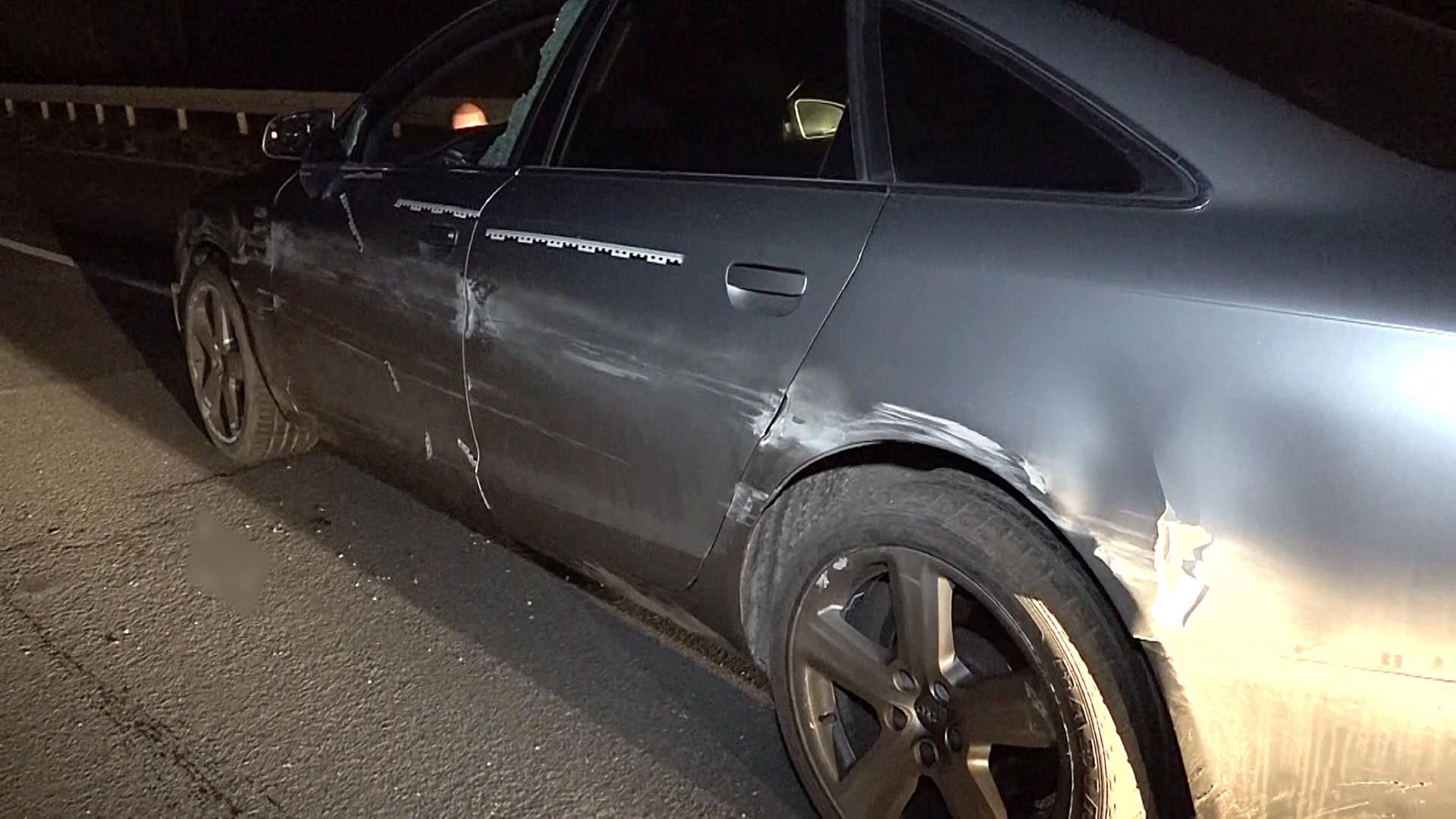 Der Mann flüchtete nach der Tat mit dem Auto und schoss sich auf der Bundesstraße in den Kopf, wie die Polizei mitteilte.