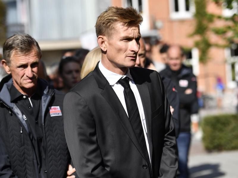 Nachdenklich: André Greipel bei der Trauerfeier des verstorbenen Bjorg Lambrecht. Foto: Dirk Waem/BELGA