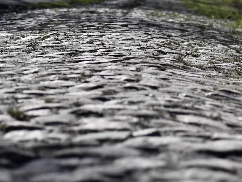 Der Kopfsteinpflaster-Klassiker Paris-Roubaix findet erst wieder 2021 statt. Foto: Dirk Waem/BELGA/dpa