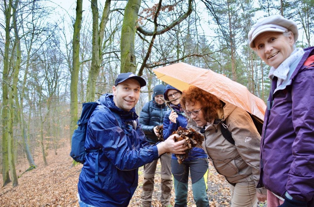 Wie duftet der Wald? Die Tour mit dem „Waldbader“ Nico Fliegner am Sonntag in der Dübener Heide bot viele Eindrücke.