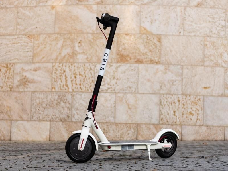 Ein Elektro-Scooter des US-amerikanischen E-Scooter-Sharing Anbieters "Bird" ist auf einem Platz zu sehen. Foto: Nicolas Armer/Archivbild
