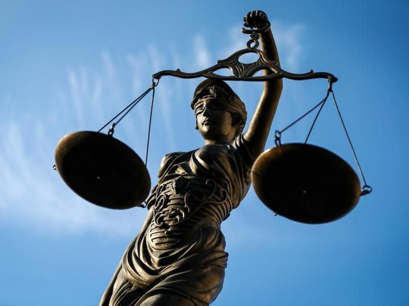 Eine Statue der Justitia steht unter freiem Himmel. Foto: David-Wolfgang Ebener/dpa/Symbolbild