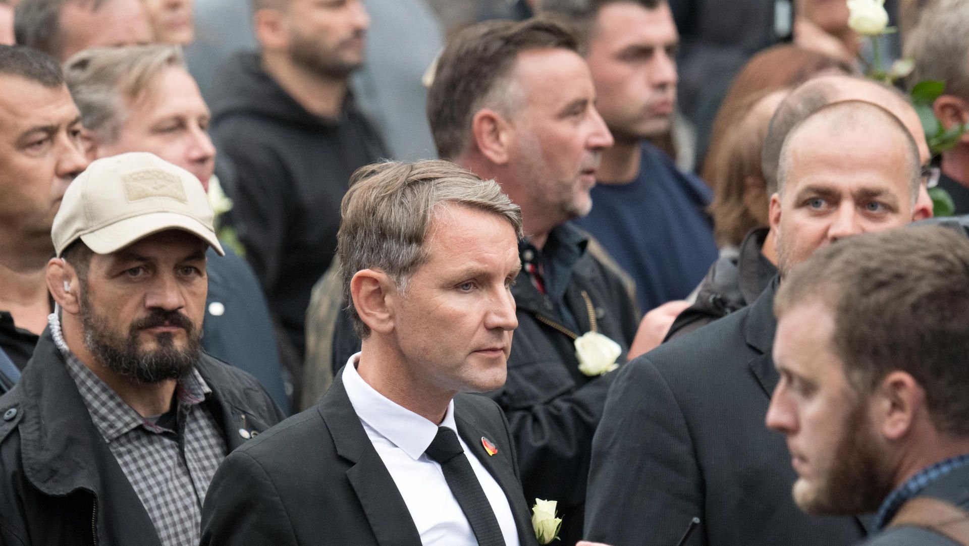 Björn Höcke (m.) und Lutz Bachmann (3.v.l.) bei AfD Kundgebung und Marsch in Chemnitz.