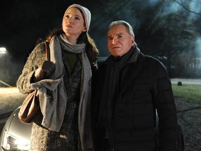 Dr. Winter (Fritz Wepper) und Tochter Alexandra (Sophie Wepper) in ihrem letzten Fall, bei dem es um den Mord an einem aufstrebenden Brauereibesitzer geht. Foto: ARD Degeto/Kerstin Stelter
