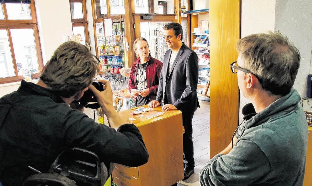 Kameramann Florian Foest (li.) fotografiert Fabian Busch und Bastian Pastewka (v.l.n.r.). Rechts ist Regisseur Eoin Moore zu sehen.