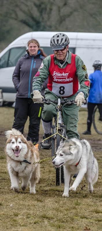 Siegfried Keltzer ist mit 78 Jahren der älteste Teilnehmer des Rennens. Er startet bei den Velos mit zwei Hunden.