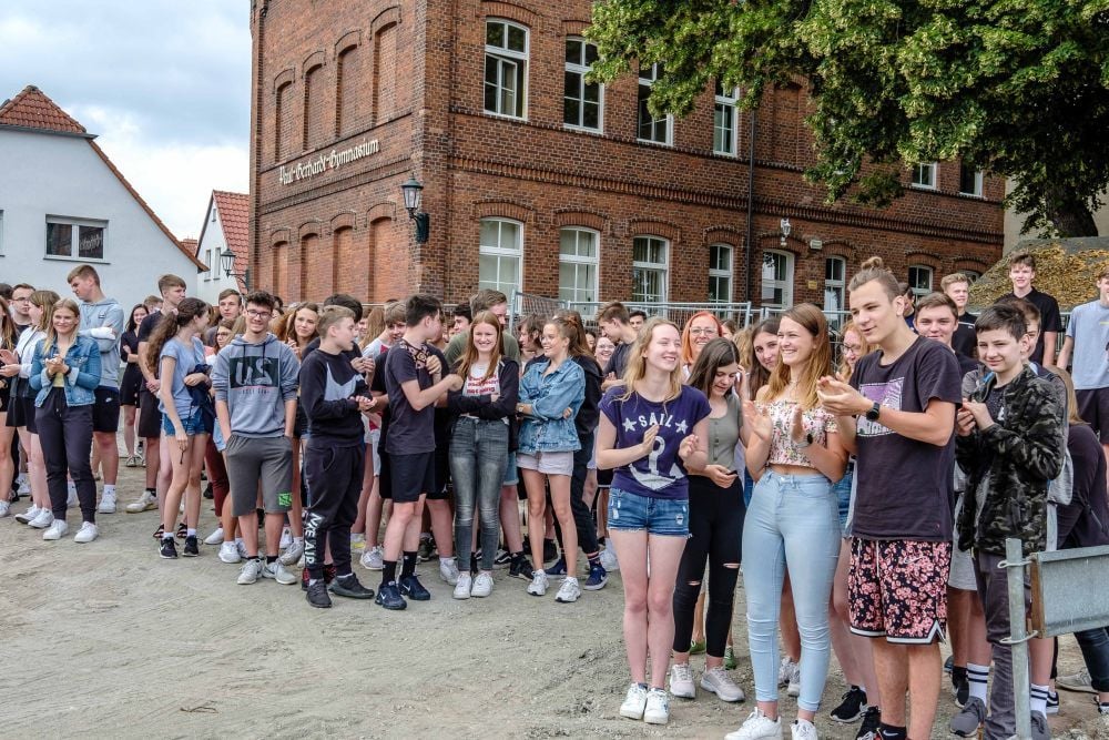 Applaus für den symbolischen Spatenstich für das Haus 5 des Gymnasiums gab es von den Schülern.