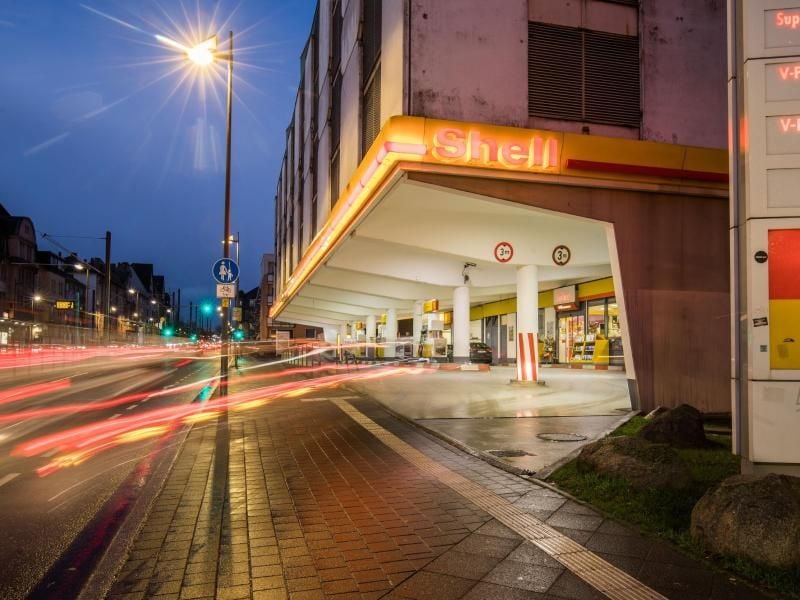 Der abendliche Verkehr rauscht an einer Tankstelle vorbei. Foto: Frank Rumpenhorst/dpa/Archivbild