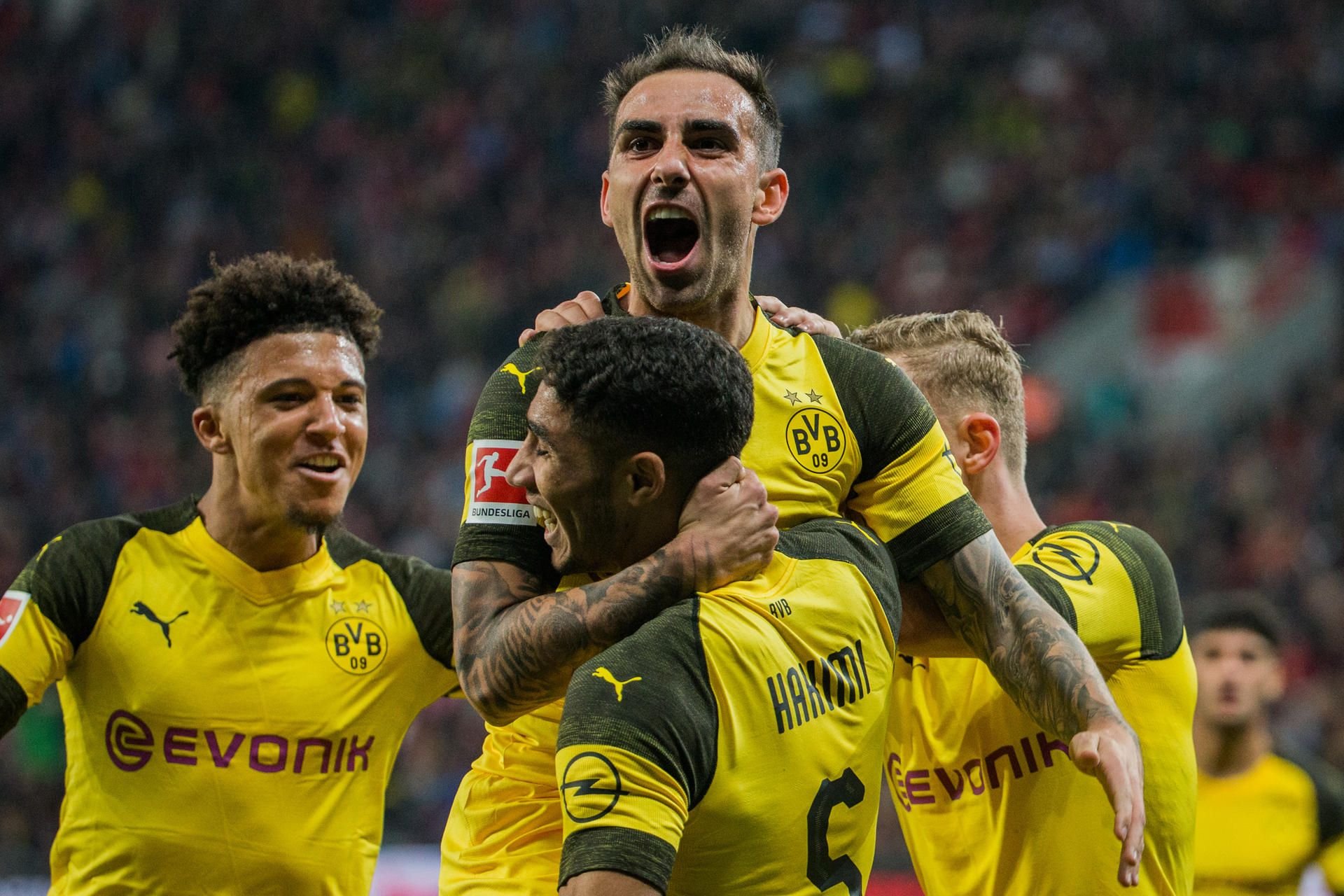 Dortmunds Paco Alcacer (o) bejubelt sein Tor zum 3:2.