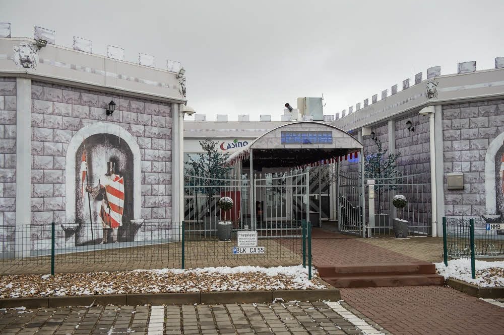 Burgen hat der Burgenlandkreis genug, auch im Schönburger Gewerbegebiet steht eine. Drinnen befinden sich drei Spielkasinos, zwei zu viel, meint das Landesverwaltungsamt und verlangt deren Schließung. Doch es gibt Verträge, die dem entgegenstehen.
