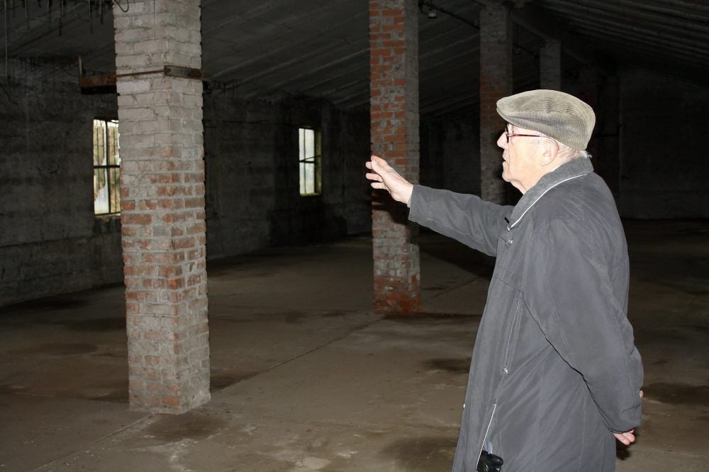 Lothar Czoßek hielt seit Jahrzehnten die Erinnerung an das Außenlager „Wille“ des KZ Buchenwald wach und kümmerte sich um die Gedenkstätte. Das Foto aus dem Jahr 2013 zeigt ihn in einer der Baracken.