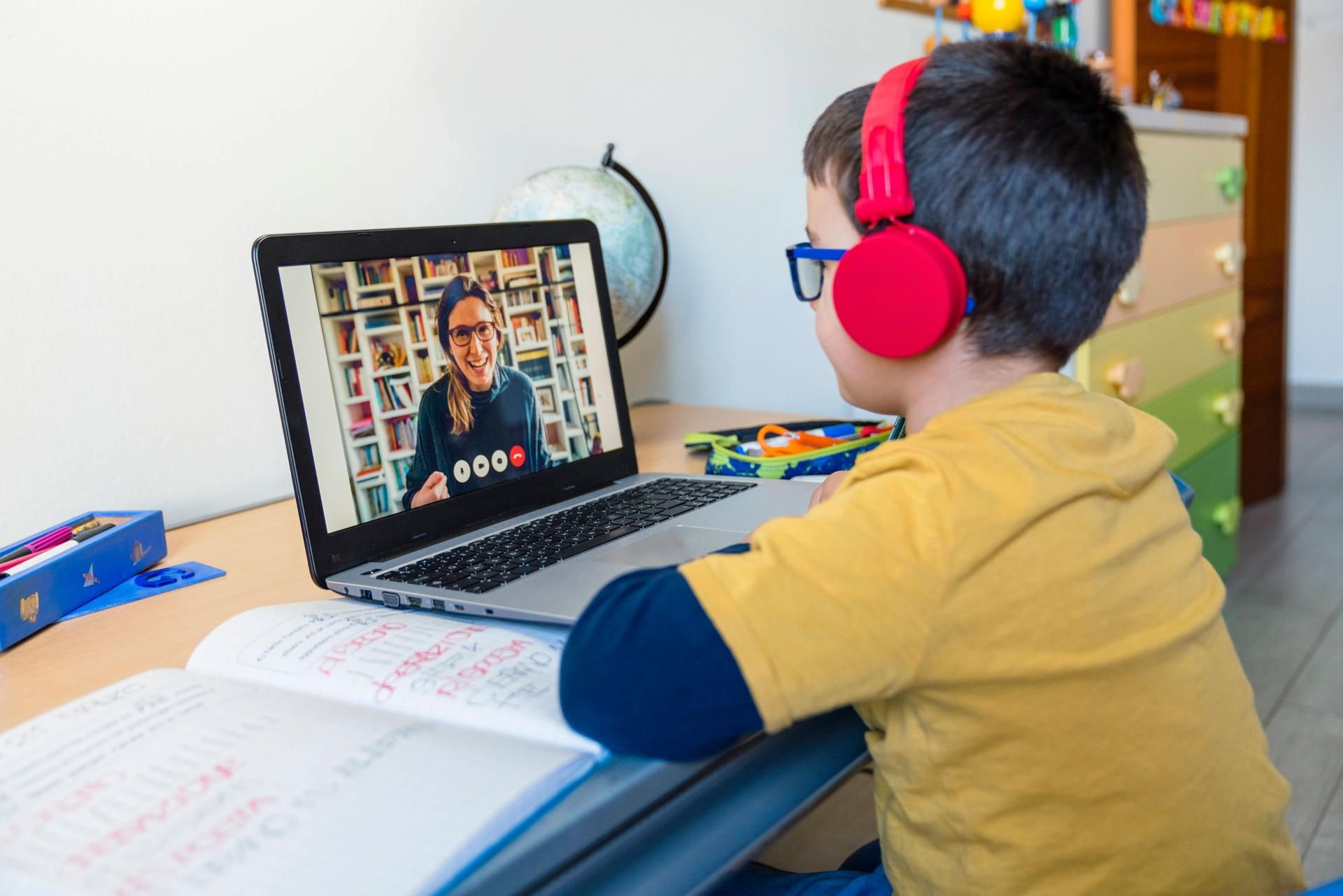 86 Prozent der Schüler im Landkreis verfügen über einen Internetanschluss und erfüllen somit die wichtigste Voraussetzung, um an dem digitalen Unterricht von zuhause teilnehmen zu können.