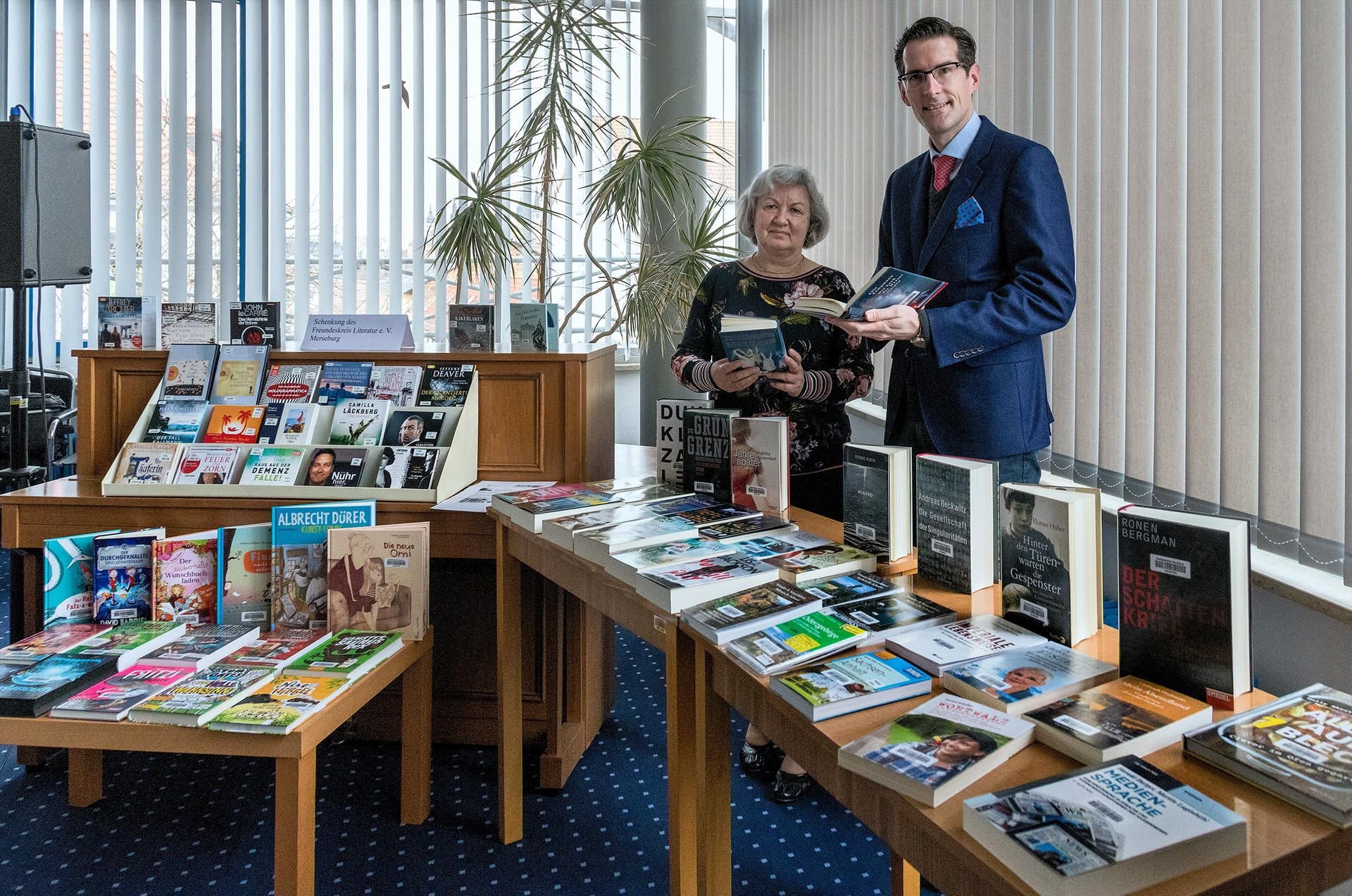 Martin Popp hat Marion Ranneberg von der Stadtbibliothek neue Bücher überreicht.