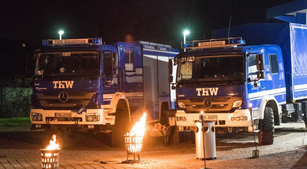 Das THW Naumburg ist technisch gut ausgerüstet. Zum Neujahrsempfang werden die Fahrzeuge für Gäste eindrucksvoll in Szene gesetzt.