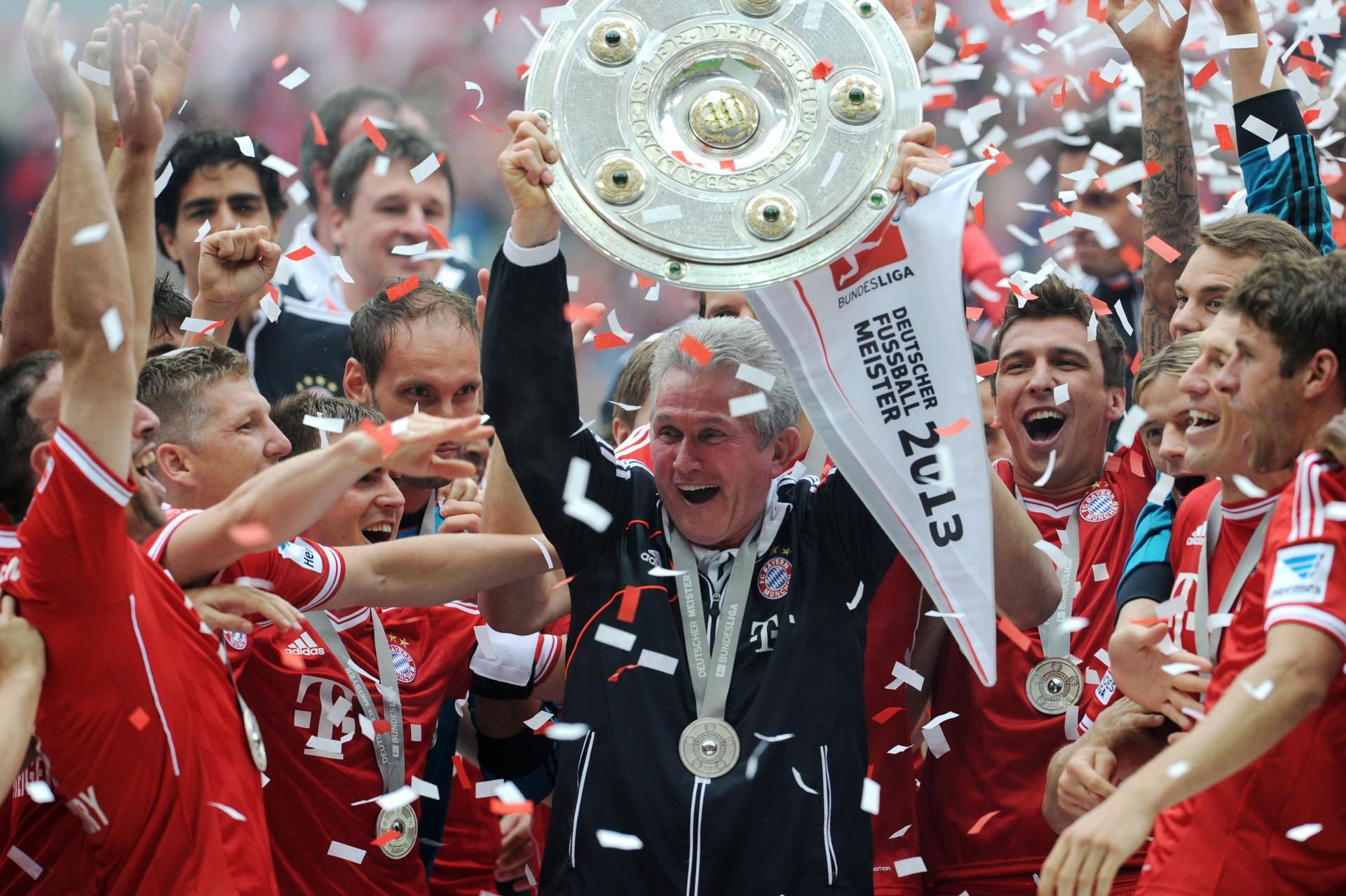 Der damalige und offenbar neue Trainer des FC Bayern München, Jupp Heynckes, jubelt mit der Meisterschale am 11.05.2013.