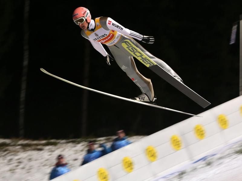 Das Team um Severin Freund liegt nach dem ersten Durchgang auf Platz drei. Foto: Jan Woitas
