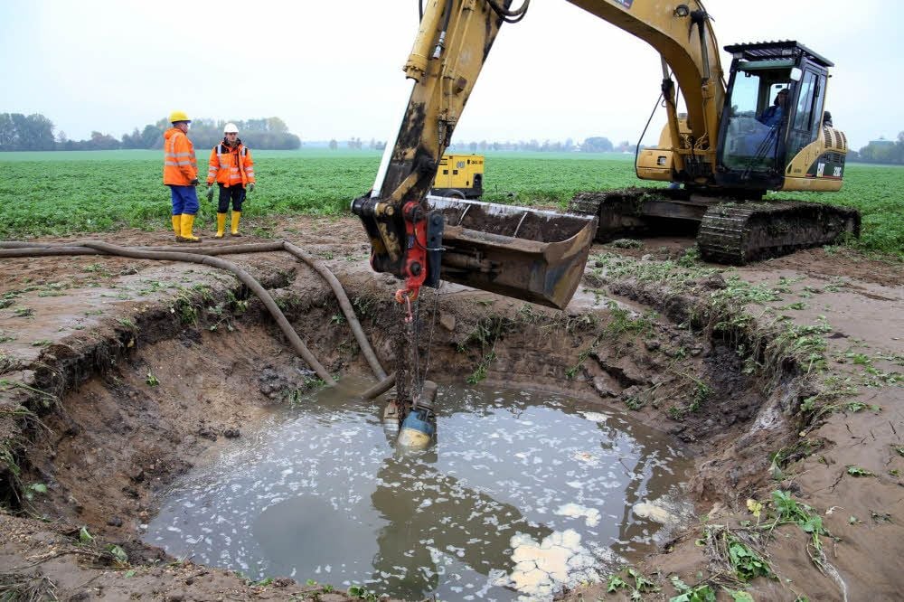 Die Fernwasserleitung war auf einem Feld zwischen Baalberge und Poley gebrochen. Das Loch wird leer gepumpt.