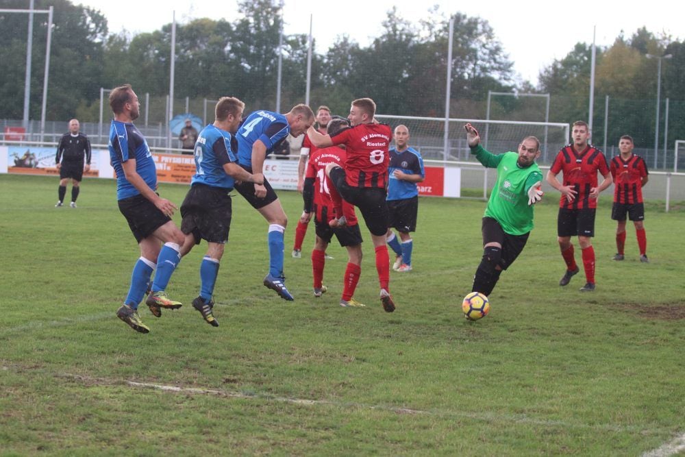 Im Kreispokal steht Alemania Riestedt (rot) im Halbfinale.
