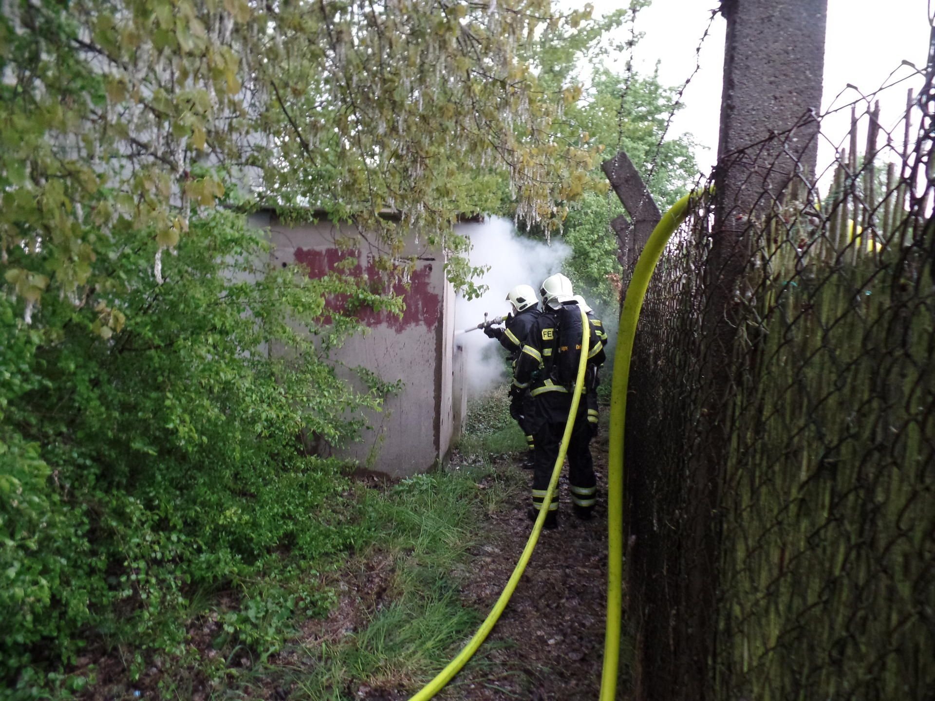 Die Feuerwehr löscht den Schuppenbrand nahe der Gartensparte Westend.