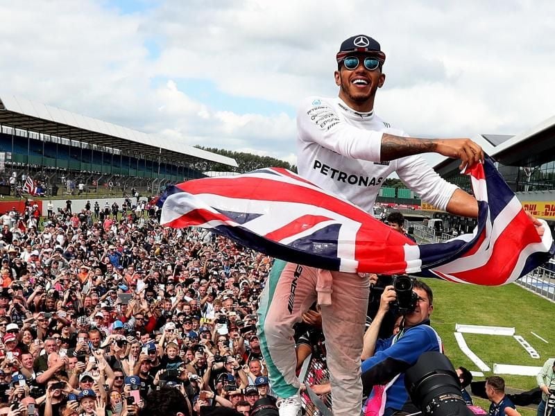 Der Mercedes-Formel-1-Pilot Lewis Hamilton feiert seinen Sieg mit dem Publikum auf dem Silverstone Circuit. Foto: David Davies/PA Wire/dpa