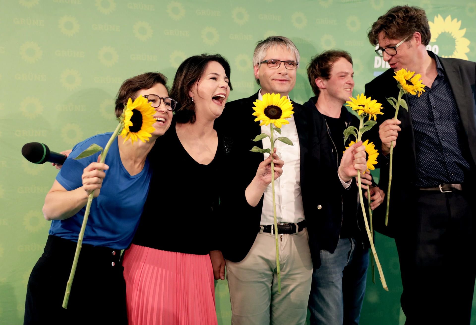 Jubel bei den Grünen: Hannah Neumann (Kandidatin), Annalena Baerbock (Vorsitzende), Sven Giegold (Abgeordneter im Europaparlament), Erik Marquardt (Kandidat) und Michael Kellner (Bundesgeschäftsführer)