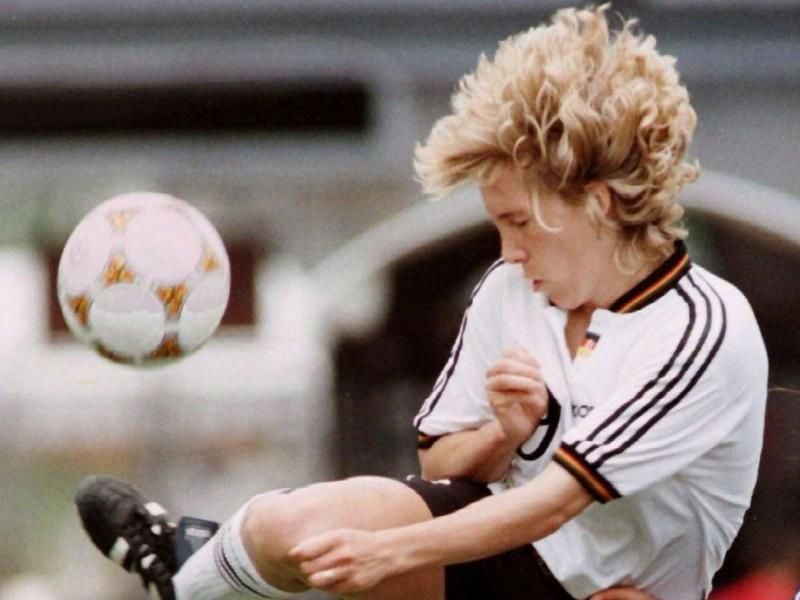Heidi Mohr galt als Vorreiterin des Frauenfußballs: 1996 im Zweikampf mit der Japanerin Maki Haneta beim olympischen Fußballturnier. Foto: Pascal George