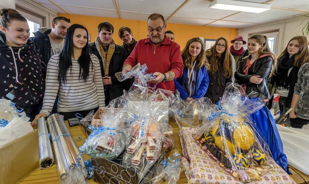 Sozialassistenten der Klasse S16 vom Bildungszentrum Dessau übergeben Sach- und Geldspenden an Rolf Kurtz vom Vockeroder Jugendclub.