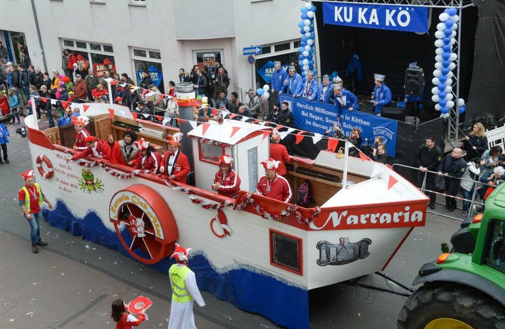 Zahlreiche Motivwagen zogen am Rosenmontag durch Köthen.