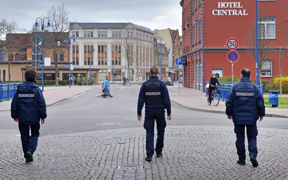 Mitarbeiter des Bitterfeld-Wolfener Ordnungsamts patrouillieren in der Innenstadt.