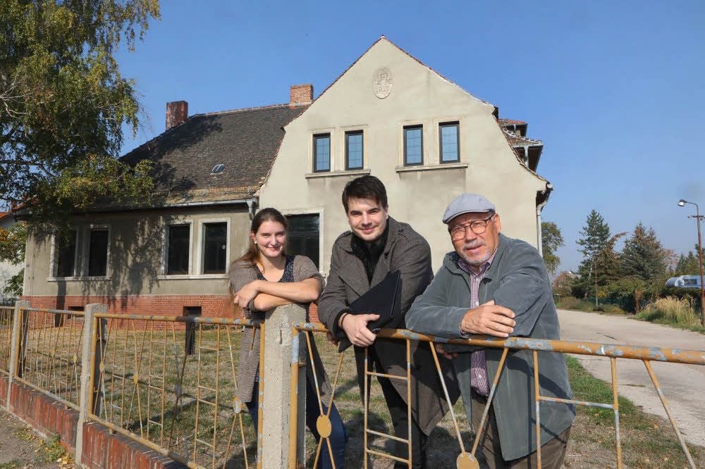 Die Waldorfschule in Mosigkau kann im August 2019 starten: Franziska und Sebastian Rumberg (Mitte) waren mit ihrer Idee 2018 an Ortsbürgermeister Siegfried Büttner heran getreten.