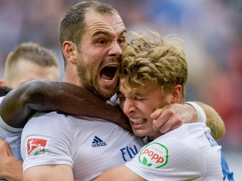 Die HSV-Stürmer Pierre-Michel Lasogga (l) und Jann-Fiete Arp wollen die Hanseaten an die Tabellenspitze schießen. Foto: Axel Heimken
