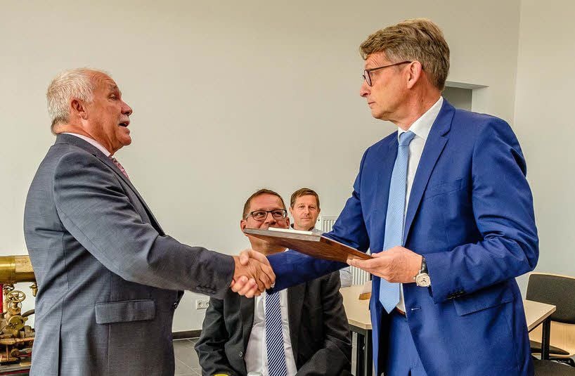Landrat Jürgen Dannenberg (links) übergibt als Dank eine Ehrenplakette an SKW-Chef Rüdiger Geserick.