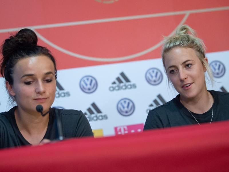 Fußball-Nationalspielerinnen Carolin Simon (r) und Lina Magull ist der nächste Gegner egal. Foto: Sebastian Gollnow