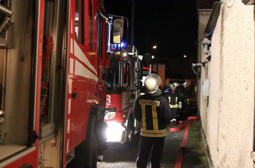 Viel Platz hatte die Feuerwehr in der engen Gasse nicht.