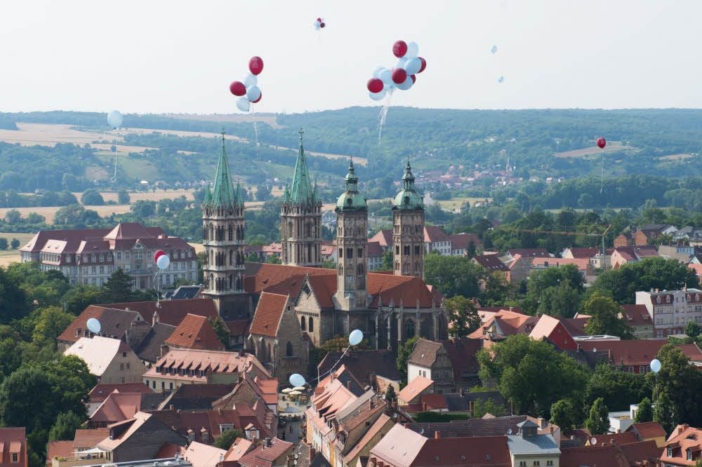 Nach der Entscheidung des Unesco-Komitees steigen Ballons in den Naumburger Himmel auf, so über dem Dom. Das Gotteshaus mit seinen Stifterfiguren wird künftig zum Unesco-Welterbe gehören.