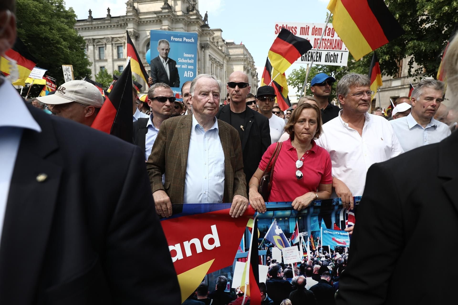 Anhänger der AfD, darunter die Bundessprecher Alexander Gauland (M) und Jörg Meuthen (2.v.r.) sowie die AfD-Europaabgeordnete Beatrix von Storch (3.v.r.), vor dem Brandenburger Tor.