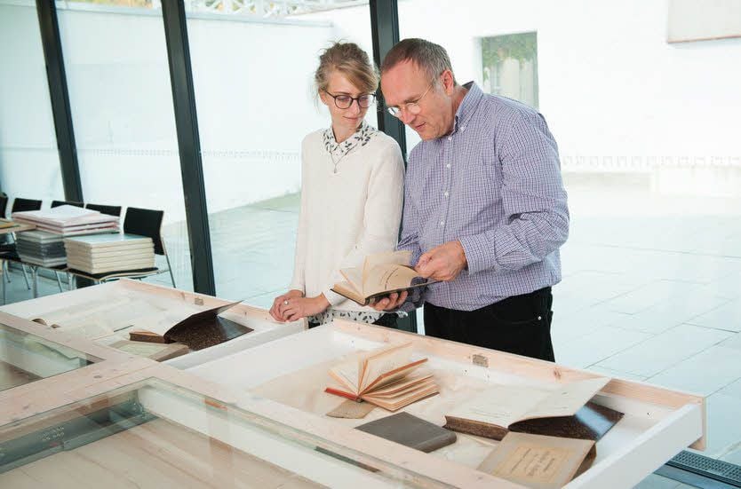 Im Dokumentationszentrum des Friedrich-Nietzsche-Hauses sichten Leiter Ralf Eichberg und Susanne Rettenwander die Bücher aus Karl-Mays Bibliothek.