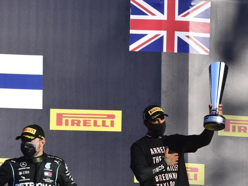 „Verhaftet die Polizisten, die Breonna Taylor getötet haben”, steht auf dem Shirt von Mugello-Sieger Lewis Hamilton (r). Foto: Jennifer Lorenzini/Pool Reuters/AP/dpa