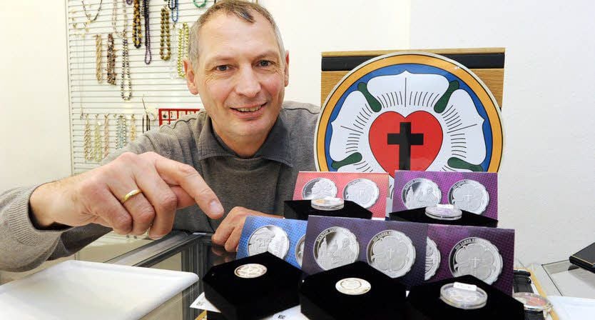 Jürgen Koch handelt auch mit Luther-Münzen.