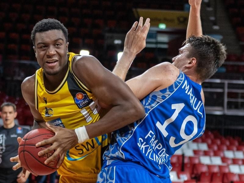 Ariel Hukporti (l) spielt in der Basketball-Bundesliga für die MHP Riesen Ludwigsburg. Foto: Tilo Wiedensohler/camera4 GbR/BBL/Pool/dpa