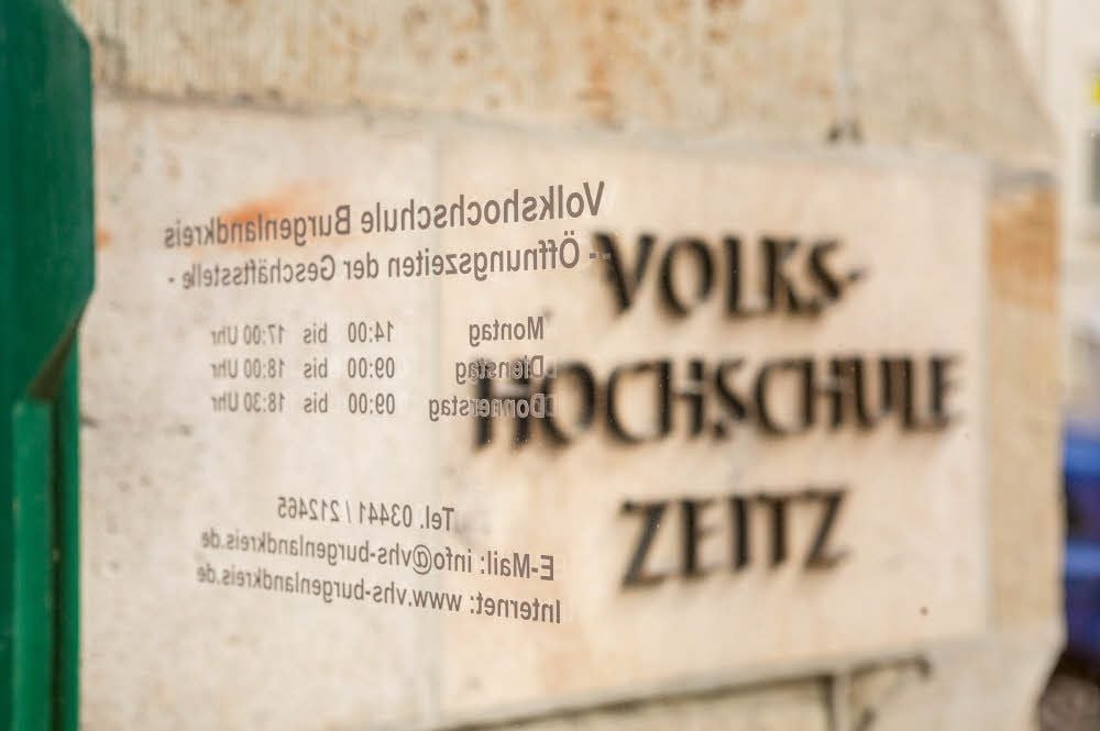 Ein Blick durch die Eingangstür der Außenstelle Zeitz der Volkshochschule Burgenlandkreis „Dr. Wilhelm Harnisch“