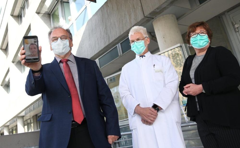 In Magdeburg wurden sechs Covid-19-Patienten aus Frankreich behandelt. Ministerpräsident Reiner Haseloff (l., CDU) besuchte einen von ihnen per Videoanruf mit Thomas Hachenberg, Direktor der Klinik für Intensivtherapie, und Sozialministerin Petra Grimm-Benne (SPD).