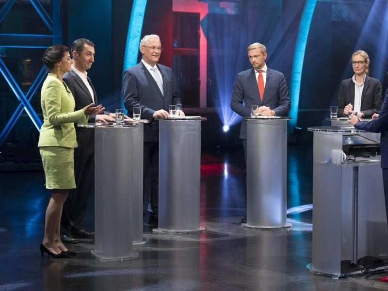 Die Teilnehmer beim „Fünfkampf”: Sahra Wagenknecht (l-r), Cem Özdemir, Joachim Hermann, Christian Lindner und Alice Weidel. Foto: WDR/Herby Sachs