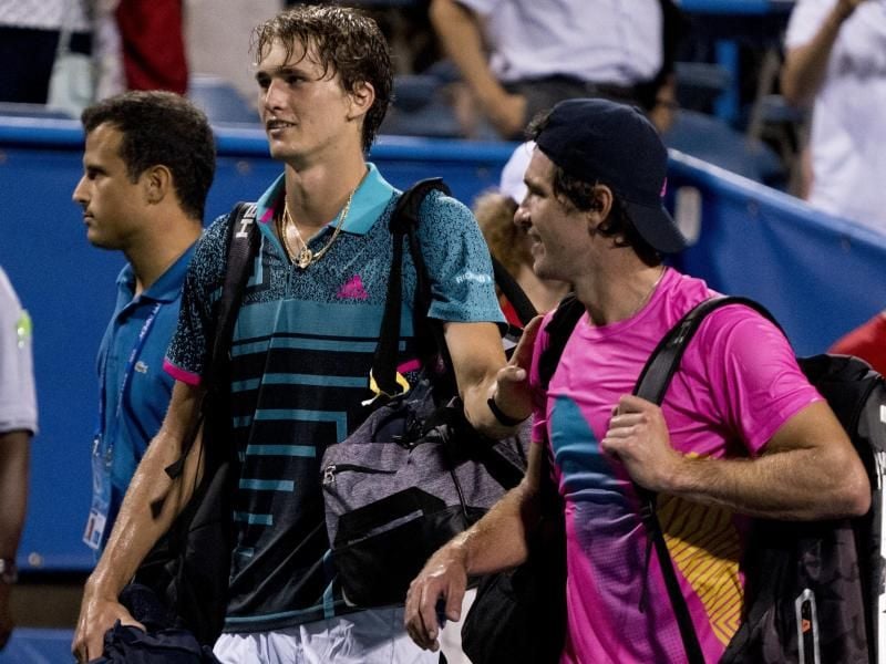 Gingen in Basel als Sieger vom Platz: Alexander Zverev (l) und Bruder Mischa. Foto: Andrew Harnik/AP