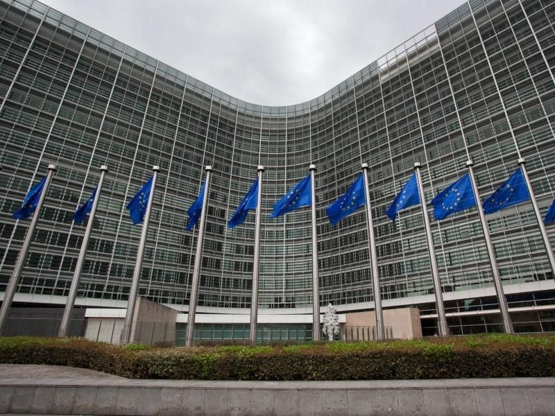 EU-Flaggen sind vor dem Gebäude der Europäischen Kommission in Brüssel aufgezogen. Foto: Julien Warnand/EPA