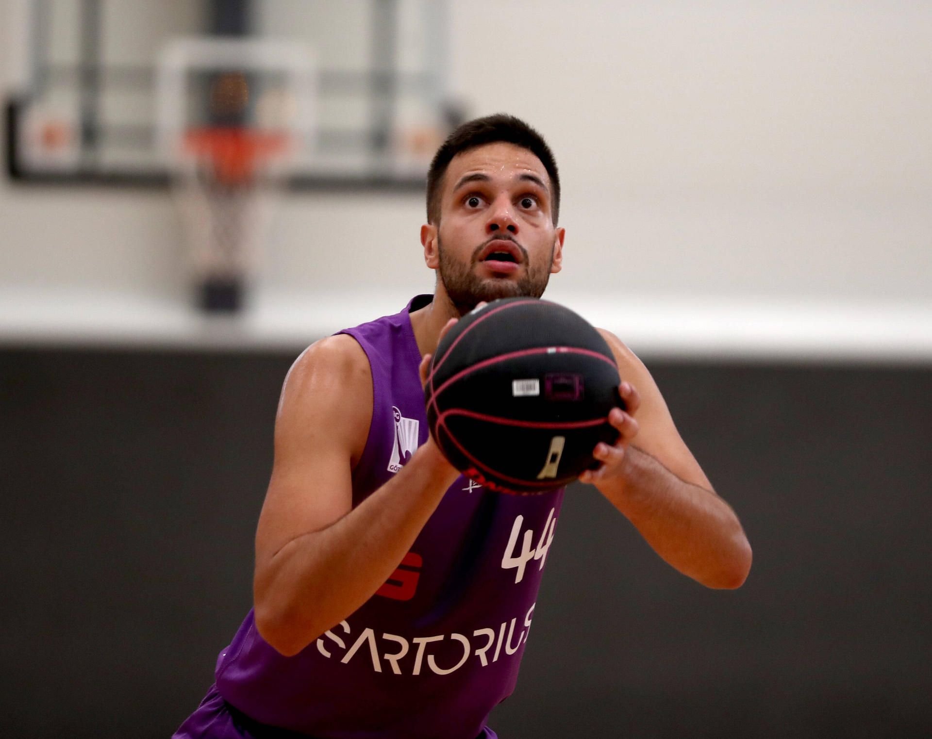 Benedikt Turudic fixiert den Korb an. Der 23-Jährige verstärkt die Weißenfelser Bundesliga-Basketballer.